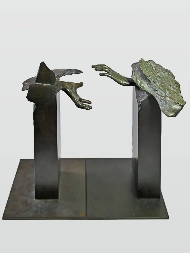 Deux petites mains gauches face à face, bronze