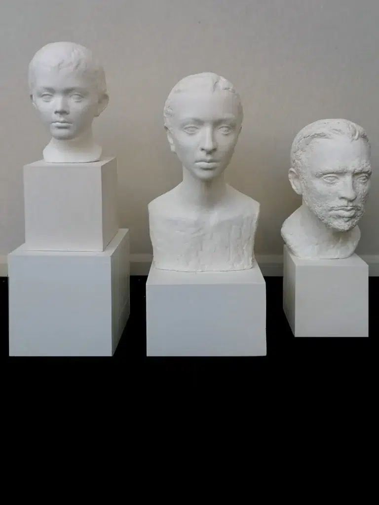 Sortie d’exposition, 3 bustes attendent de rentrer à la maison, plâtre